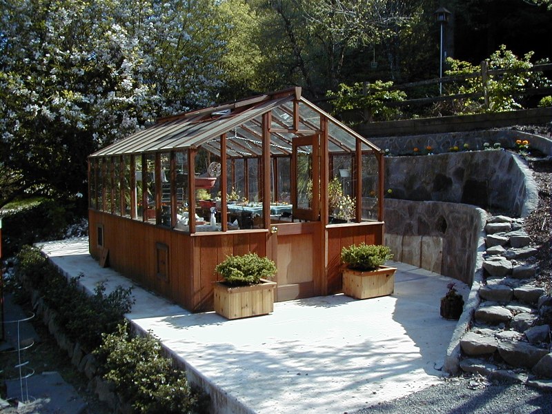 Traditional freestanding greenhouse